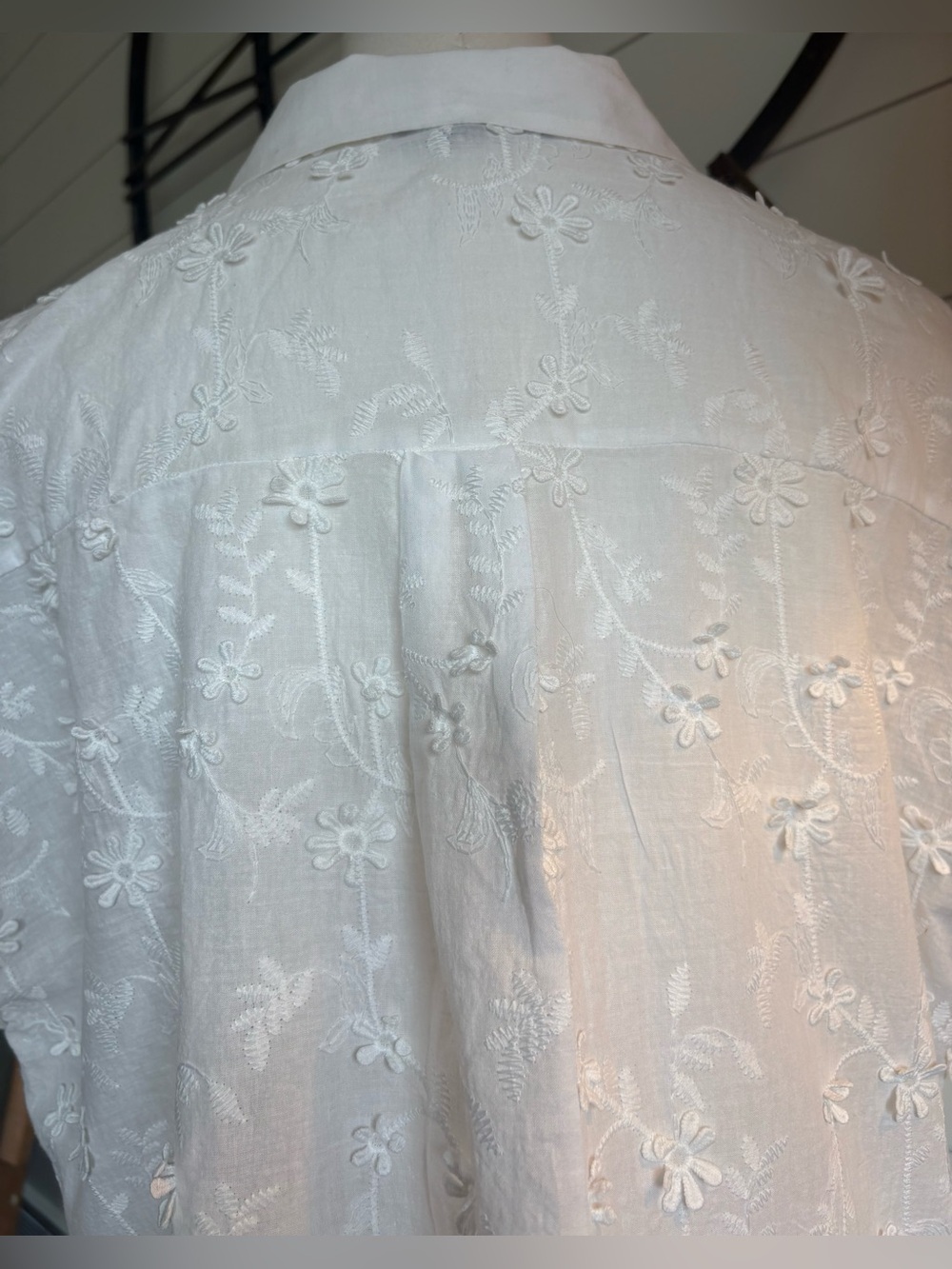 Adriana Papell Appliquéd Embroidered White Cap-Sleeve Button-Front Top - Size L - Picture 7 of 10